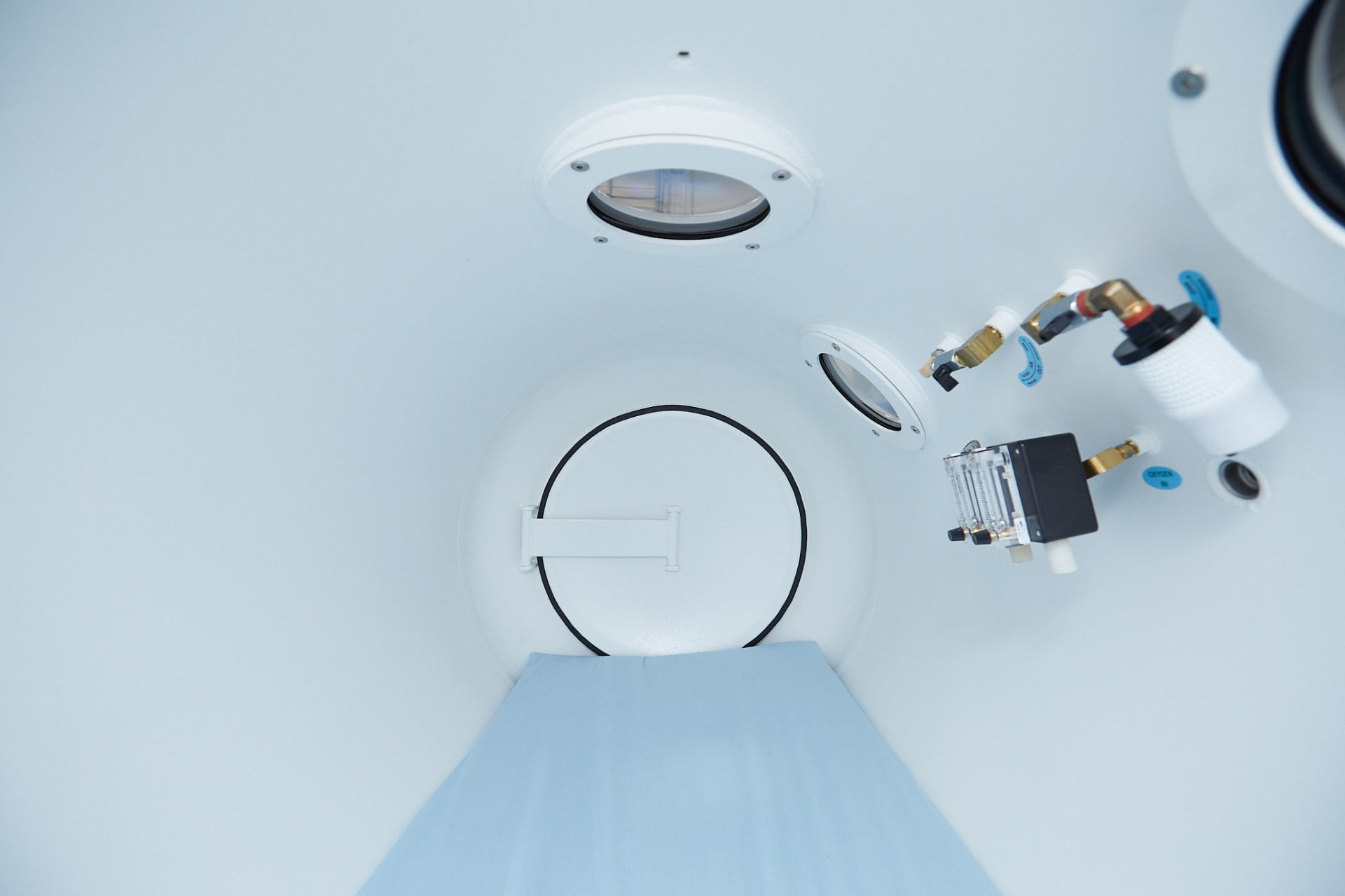 Interior · 100% medical-grade O₂